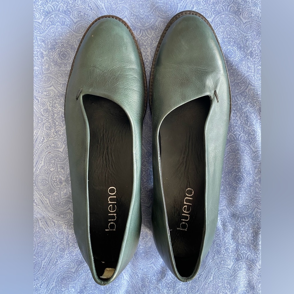 Bueno Women's Green Leather Flats